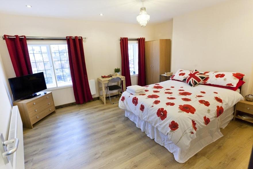 Apartamentos Emporium Self Catering Apartments - City Centre - 7 Double Bedrooms Apartment - "Cook as you would at Home" - by Victoria Centre Shopping Centre with outside Terrace