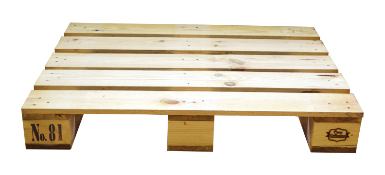 Palet nuevo de madera con superficie de cinco tablas