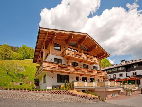 Ofertas en Gorgeous Apartment in Saalbach with Sauna near Ski Slopes (Apartamento), Saalbach Hinterglemm (Austria)