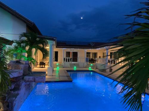 Ofertas en Boutique Hotel Swiss Paradise Aruba Villas and Suites (Apartahotel), Palm-Eagle Beach (Aruba)