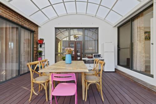 Ofertas en el KOZYGURU Belrose Modern Designer 2 Bed + FREE Parking (Apartamento) (Australia)