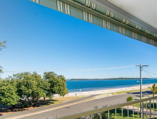 Ofertas en el VIEWS VIEWS VIEWS! Front Top Floor Waterfront Unit - Chnook Apartments South Esp, Bongaree (Casa o chalet) (Australia)