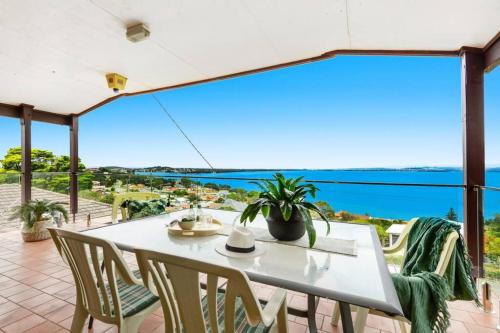 Ofertas en Spectacular Lake and Ocean View Holiday Home (Casa o chalet), Lake Heights (Australia)