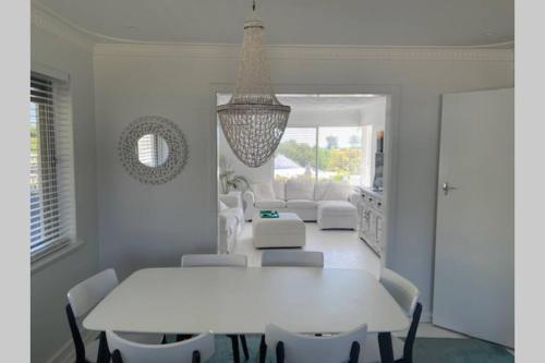 Ofertas en The White Beach House - 3 bedroom South Freo gem (Casa o chalet), South Fremantle (Australia)
