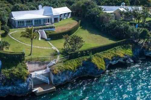 Ofertas en Sound Winds private oceanfront estate with private tennis court & swim dock Property overview (Villa), Harrington Hundreds (Bermudas)
