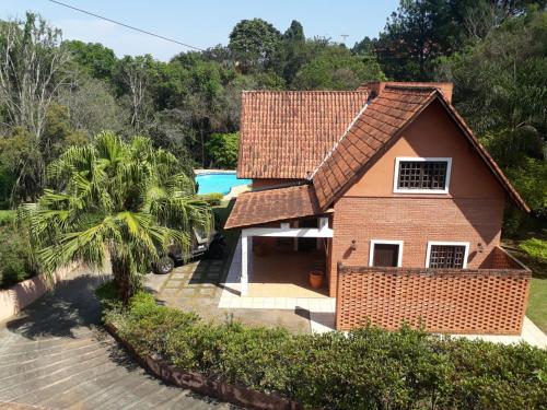 Ofertas en Alugo linda casa de campo perto de São Paulo com ótimo jardim, piscina e lareira. (Casa o chalet), Sará-Sará (Brasil)