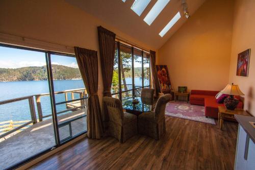 Ofertas en shangrila waterfront vacation home (Habitación en casa particular), Pender Island (Canadá)