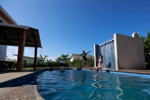 Ofertas en 2 Comfortable New Villas Near Pacific, Private Pool with Waterfall (Villa), Loma (Costa Rica)