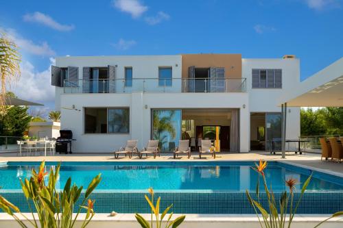 Ofertas en Limni Beach Villa - Beachfront Four Bedroom Luxury Villa (Villa), Poli Chrysochous (Chipre)