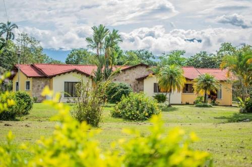 Ofertas en Linda casa de verano con amplias zonas verdes (Habitación en casa particular), San Isidro (Costa Rica)