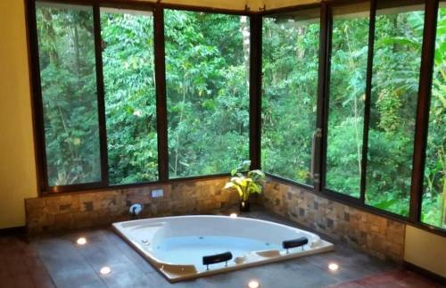 Ofertas en Tropical Suites (Hotel), Fortuna (Costa Rica)