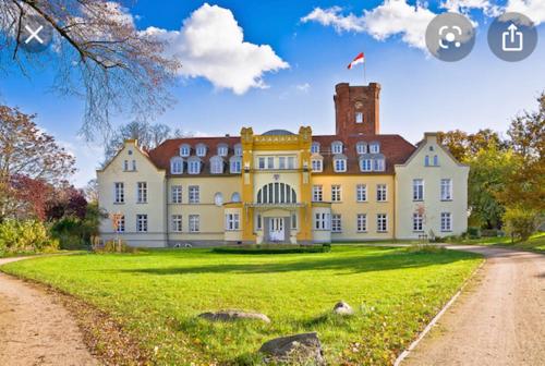 Ofertas en el Schloss Lelkendorf Apartment Ulrichshusen Maisonette Fewo Mecklenburger Seenplatte mit Dachterrasse (Apartamento) (Alemania)