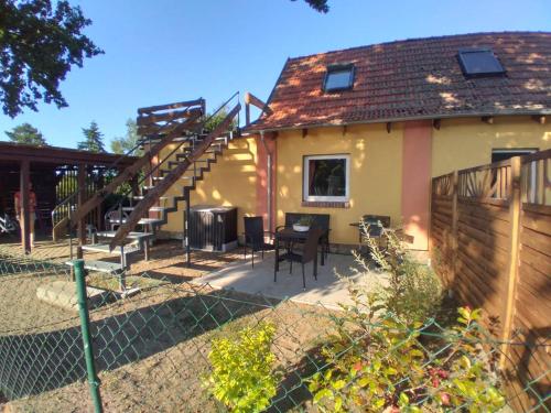 Ofertas en Ferienwohnung auf dem Land Mecklenburgische Seenplatte Müritz, ländliche Region (Apartamento), Below (Alemania)