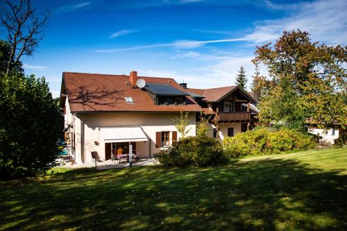 Ofertas en Ferienwohnung zum Forsthaus mit Wellnessbereich und Hallenbad (Apartamento), Oberviechtach (Alemania)