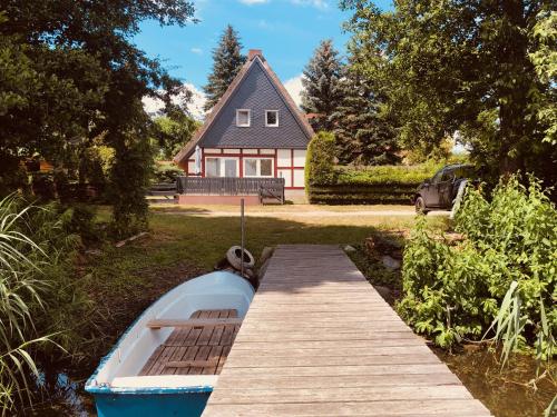 Ofertas en Haus am See mit Steg und Boot (Mecklenburgische Seenplatte) (Casa o chalet), Blankensee (Alemania)