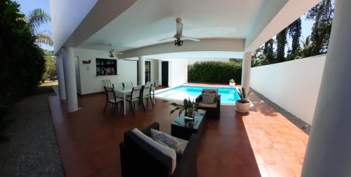 Ofertas en Couple's Getaway Modern Villa Pool 3BD (Villa), Las Terrenas (Rep. Dominicana)