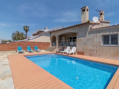 Ofertas en el Luxurious Villa with Swimming Pool in Empuriabrava (Villa) (España)