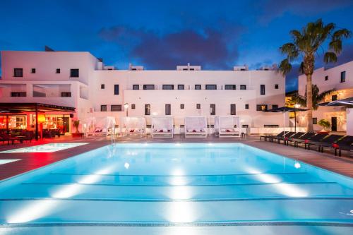 Ofertas en Migjorn Ibiza Suites & Spa (Apartahotel), Playa d'en Bossa (España)