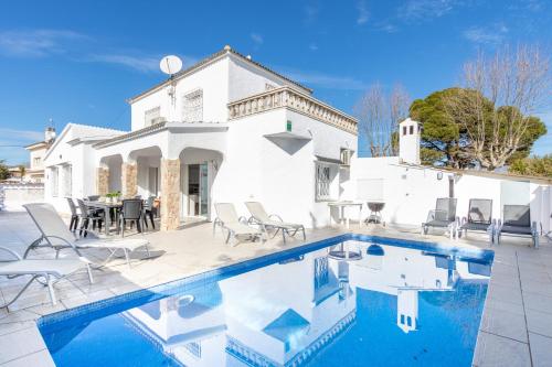 Ofertas en Empurialola Preciosa casa con piscina para 11 personas (Casa o chalet), Empuriabrava (España)