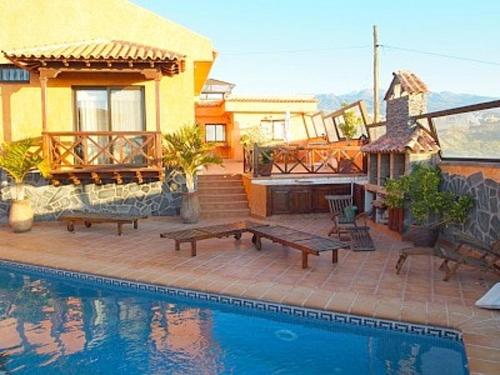 Ofertas en House with 5 bedrooms in Granadilla with wonderful mountain view private pool enclosed garden (Casa o chalet), Granadilla de Abona (España)