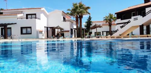 Ofertas en Nuramar Resort & Villas (Apartahotel), Cala'n Bosch (España)