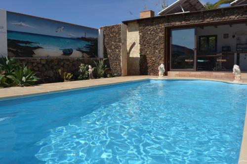 Ofertas en Villa Maravilla con piscina climatizada (Chalet de montaña), Villaverde (España)