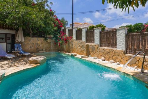 Ofertas en Bright villa with salt water pool (Villa), El Campello (España)