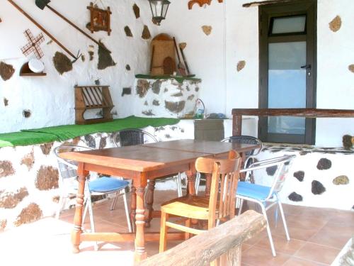 Ofertas en House with 2 bedrooms in Mancha Blanca with wonderful mountain view furnished terrace and WiFi 5 km from the beach (Casa o chalet), Tinguatón (España)