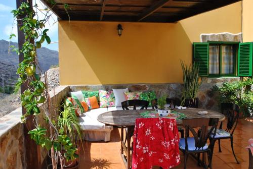 Ofertas en House with 2 bedrooms in Mogan with wonderful mountain view furnished garden and WiFi 4 km from the beach (Casa o chalet), Mogán (España)