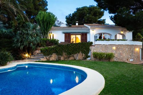 Ofertas en Luxury Villa with Sauna, Sea View and 2.200 m2 Garden (Villa), Denia (España)
