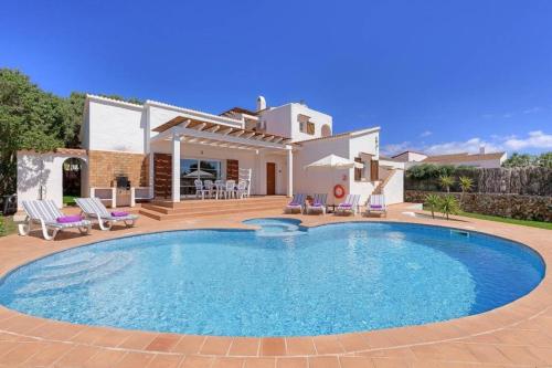 Ofertas en Binibequer Vell Villa Sleeps 7 Pool Air Con WiFi (Villa), Binibeca (España)