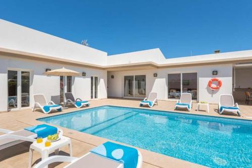 Ofertas en Cala'N Blanes Villa Sleeps 9 Pool Air Con WiFi (Villa), Cala en Blanes (España)