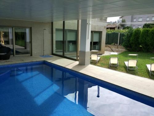 Ofertas en Chalet de diseño con piscina interior (Casa o chalet), Sanxenxo (España)
