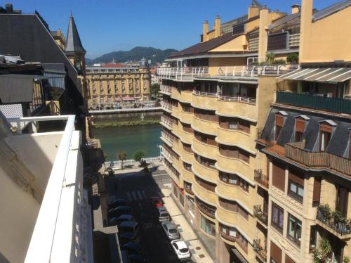 Ofertas en Decor en Gros con vistas al río (Apartamento), San Sebastián (España)