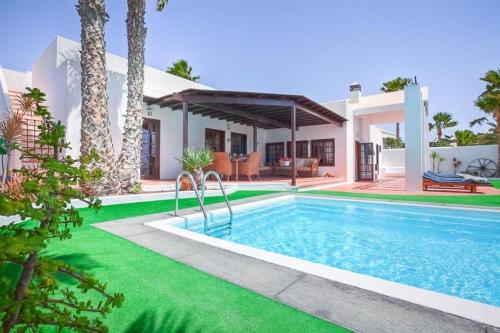 Ofertas en el Costa Teguise Villa Sleeps 8 Pool Air Con WiFi (Villa) (España)