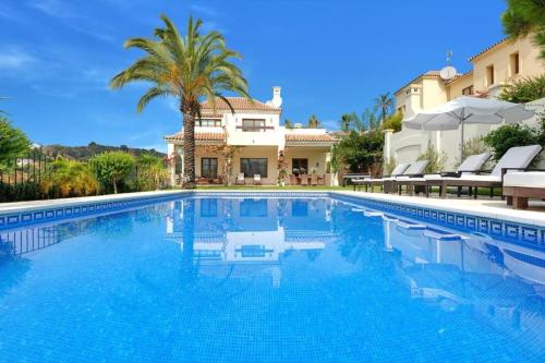Ofertas en Guadalmansa Villa Sleeps 8 Pool Air Con WiFi (Villa), Estepona (España)