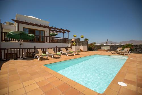 Ofertas en Luxury Villa With Private Heated Pool and jacuzzi Oceano (Villa), Playa Blanca (España)