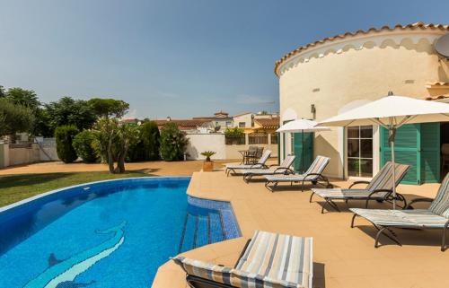 Ofertas en Villa de planta baja con piscina y 3 habitaciones (Villa), Empuriabrava (España)