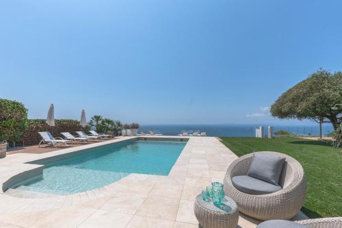 Ofertas en Villa Luna, exclusiva villa con vistas y acceso privado al mar en zona residencial (Villa), Sa Torre (España)