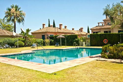 Ofertas en Villa Maria Your Luxury Retreat with a Quiet Pool (Villa), Pueblo Nuevo de Guadiaro (España)