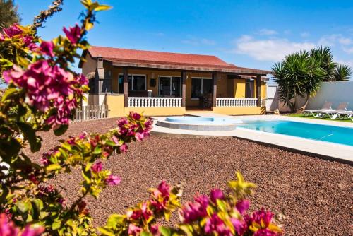 Ofertas en Villa with 2 bedrooms in El Roque with wonderful sea view private pool enclosed garden (Villa), Cotillo (España)