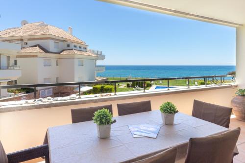 Ofertas en el Primera línea de playa-Apartamento amplio con vistas al mar, jardín y piscina climatizada, Estepona (Apartamento) (España)