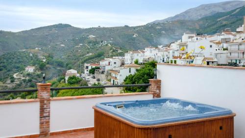Ofertas en el Villa with 2 bedrooms in Canillas de Albaida with wonderful sea view shared pool terrace 15 km from the beach (Villa) (España)