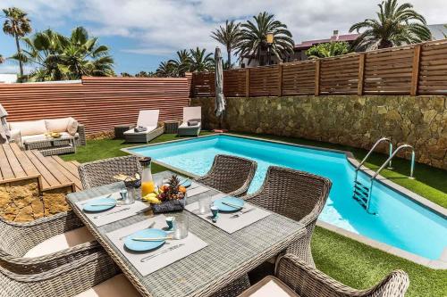 Ofertas en Paradise Beach House: piscina privada, playa 100m (Villa), Corralejo (España)