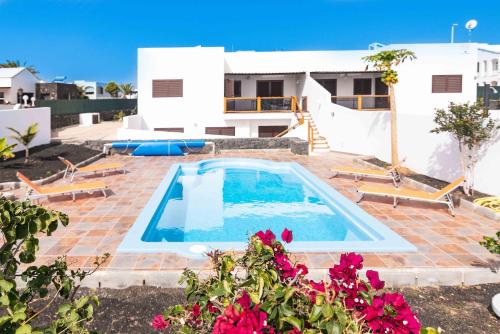 Ofertas en Villa PAPILLON con piscina privada y vistas al mar (Villa), Playa Blanca (España)