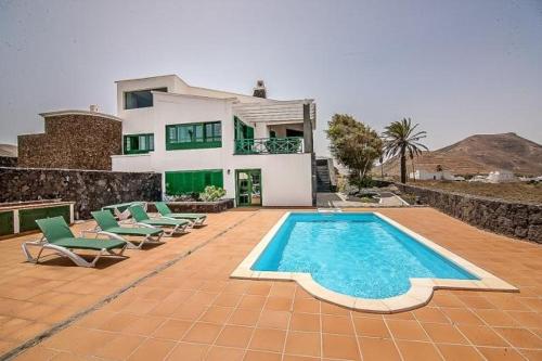 Ofertas en el Villa with 4 bedrooms in Yaiza with wonderful mountain view private pool furnished terrace (Villa) (España)