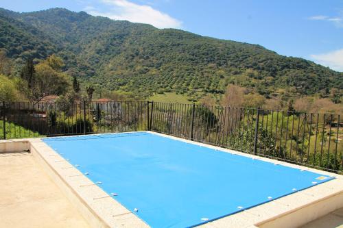 Ofertas en el Villa with 5 bedrooms in Benamahoma with wonderful mountain view private pool furnished terrace (Villa) (España)