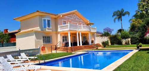 Ofertas en Golden Villa Costa del Sol - Big Private Pool - BBQ - Good Location (Villa), Fuengirola (España)