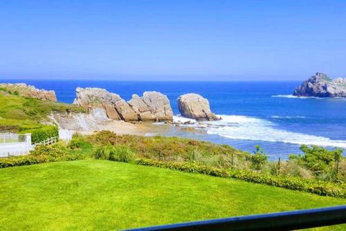 Ofertas en House with 5 bedrooms in Cantabria with wonderful sea view enclosed garden and WiFi 50 m from the beach (Casa o chalet), Liencres (España)