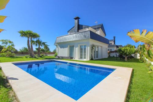 Ofertas en Villa con piscina privada - Polop (Villa), Polop de la Marina (España)